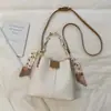 Bolsa Feminina Simples e Fashion 2026 Nova Bolsa de Ombro Único de Verão Cor Color Block de Nicho Alça de Corrente de Alto Valor Bolsa de Mão Tipo Balde Feminina
