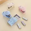 Mini Grapadora de Estilo Simple Estudiante Dibujos Animados Portátil Máquina de Encuadernación de Exámenes Set de Grapadora Pequeña Multifuncional para Papelería