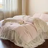 Juego de cuatro piezas de felpa estilo francés de terciopelo de leche totalmente mate grado A, falda de cama estilo princesa de alta gama con acolchado de algodón, funda de edredón de encaje 1