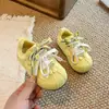 Zapatos Andadores Nuevos para Bebé Primavera y Otoño Zapatos Infantiles de Suela Blanda Zapatos de Entrenamiento Alemanes Zapatos Deportivos Retro para Niñas Zapatos de Plataforma Versátiles