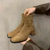 Botas de Salto Grosso Estilo Coreano Retrô Emagrecedoras Botas Curtas Femininas 2026 Nova Outono Inverno Com Pelúcia Estilo Coreano Botas de Cano Curto Botas da Moda