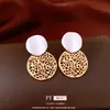 Aretes Redondos Huecos con Aguja de Plata Electrochapada en Oro Real de 18K, Aretes de Moda Ligeros de Lujo con Temperamento, Aretes Únicos Versátiles, Estilo de Nicho