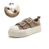 Tenis blancos para mujer hechos de piel de vaca de capa superior, nuevo modelo otoño e invierno 2026, tenis casuales retro de suela gruesa con doble hebilla, zapatos versátiles para mujer