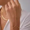 Pulsera y Cadena de Muñeca Entrelazadas con Cuentas Pequeñas Doradas Estilo Minimalista Europeo y Americano, Conjunto Simple de Anillo y Pulsera de Lujo Ligero para Mujeres