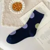 Calcetines nuevos de otoño e invierno con lunares de color contrastante, calcetines de media pantorrilla para mujer, calcetines de algodón versátiles, calcetines para mujer estilo universitario, calcetines apilados, estilo coreano