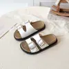 Pantuflas casuales de punta abierta para niños, nuevo estilo de verano 2025, sandalias elegantes y a la moda con hebilla metálica para niñas.