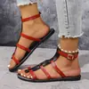 Sandalias de playa ligeras de punta abierta con hebilla elegante, versátiles y elegantes, sandalias planas tejidas de bloques de color, nuevo modelo 2026