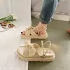 Sandálias de Verão Femininas, Estilo Doce de Fada, Chinelos Romanos Planos, Novo Modelo Fashion, Tendência 2026, Sola Grossa para Estudantes