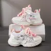 Zapatos Dad para Niñas Primavera 2026 Nuevos Zapatos Deportivos para Niños de Doble Malla Zapatos de Correr Suaves de Dibujos Animados para Niñas Zapatos de Estudiante