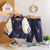 Jaqueta corta-vento com zíper e gola alta color block, estilosa e bonita, com calça jogger listrada, agasalho de inverno espesso para crianças