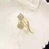 Broche de Tulipán Perlado Incrustado de Diamantes Pin de Abrigo de Gama Alta Europeo y Americano Aleación Pedrería Corsage para Mujeres Venta al por Mayor