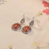 Yilu Pendientes de Plata de Ley S925 con Ágata Roja del Sur Estilo Chino Nuevo Retro Patrón de Hierba Tang Carácter Fu Geométricos Superficie de Huevo Pendientes de Plata