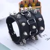 Pulsera Decorativa Punk Creativa Exagerada de Tres Filas con Remaches Puntiagudos Cónicos Ajustable Versión Ancha Pulsera de Cuero Versátil