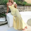 Coleção de verão feminina 2026 transfronteiriça europeia e americana: vestido francês elegante e estiloso, de cor sólida, que realça a figura, com alças e amarrações