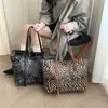 Bolso tote nuevo retro con estampado de leopardo 2026, bolso de hombro de gran capacidad, estilo europeo y americano, bolso de mano simple y casual para ir al trabajo