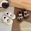 Zapatos peludos casuales estilo francés 2025 Invierno Nuevos estilo coreano para niñas Lindos Bloques de color Lazo Nudo Suela suave Forro de felpa Zapatos de algodón