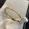 Pulseira Colmeia Shangmei Banhada a Ouro 18K, Superfície de Colmeia com Diamantes, Totalmente Cravejada com Diamantes, Pulseira Hexagonal Empilhável Finamente Esculpida para Mulheres