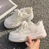 Zapatos blancos pequeños de suela gruesa para mujer 2024 nuevo otoño transpirables con falda leche fufu casual deportivos ligeros versátiles zapatos de skate