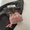 Bolsa Saco Nova Tendência de Inverno 2025 para Mulheres, Bolsa de Mão com Corrente Fashion, Bolsa Transversal de Ombro Estilosa Minimalista