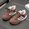 Tênis esportivos infantis 2025 primavera novo meninos e meninas moda combinação de cores sapatos Forrest Gump versão coreana tendência casual sapatos de treino alemães