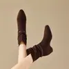 Elegantes botines para mujer con plantillas ocultas para aumentar la altura, nueva colección otoño/invierno 2026, con material de ante, punta cuadrada, tacón bajo y detalles de hebilla