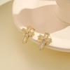 Pendientes de plata de ley S925 con diseño de cruz de diamantes y nicho, ligeros, elegantes y combinables. Disponibles en Europa y América.