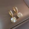 Pendientes de ojo de gato de lujo ligeros 2024, diseño de nicho elegante y moderno, pendientes exquisitos de alta gama para mujer.