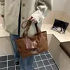 Bolsa de mano de alta gama al por mayor para mujer, bolsa de hombro de gran capacidad, nueva para el invierno 2025, con correa accesible, bolso de axila de lujo