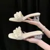 Sandalias de mujer de tacón alto con cristales 2026 verano nuevo estilo de hada perla chanclas de exterior tacón grueso sandalias deslizantes de moda