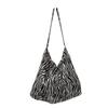 Bolso de lona con estampado floral fresco de Dongdaemun, estilo coreano, para mujer, estilo urbano, combinable, para debajo del brazo, precio unitario, gran capacidad.