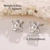 Aretes de perla en forma de trébol de cuatro hojas hueco color dorado, con un diseño floral simple y delicado, perfectos para el uso diario y para añadir un toque de dulzura y elegancia a tu look