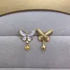 Joyería hecha a mano DIY aretes de perlas para mujer, diseño clásico de mariposa lacada, aretes de perlas de alta gama al por mayor