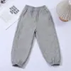Calça comprida casual para meninos, calça de moletom felpuda 100% algodão, cintura alta, confortável, caimento solto, versátil, adequada para uniformes escolares e esportes