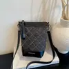 Bolsa Transversal Color Block com Tachas de Diamante Tendência Verão 2026 Nova Jeans Chic para o Dia a Dia Simples Bolsa de Ombro Estilo Balde