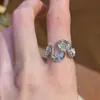 Anillo Irregular Plegado con Lentejuelas Plateadas Estilo Xiaohongshu, Lujo Ligero, Exquisito, Moderno, Diseño de Alta Gama, Anillo para el Dedo Índice