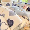 Juego de Ropa de Cama Gruesa de Vellón de Leche de Invierno 2026 Nuevo Estilo Sábana de Franela Coral Fleece con Funda de Edredón Adicional de Vellón Juego de Tres Piezas