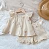 Roupa Infantil Atacado Conjuntos para Meninas Verão 25 Novas Blusas de Alça Infantil Manga Voadora Frente e Verso Plus Shorts Conjunto de Duas Peças