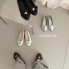 Zapatos de Salón Individuales de Punta Redonda con Hebilla Metálica y Borla de Boca Baja para Mujer, Nuevo Estilo Primavera y Verano, Zapatos Pequeños de Piel de Oveja de Punta Redonda de Boca Baja con Suela Blanda