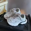 Zapatos de papá de suela gruesa resistentes al desgaste para niñas, nuevos de moda versátiles de malla para otoño 2026, tenis casuales cómodos para niños