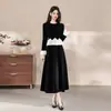 Vestido de veludo preto estilo francês, de duas peças falsas, elegante e sofisticado, com adornos de strass, barra franzida, acinturado e saia longa bufante em preto