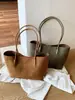 Bolsa tote simples de veludo fosco retrô para mulheres, bolsa versátil de grande capacidade para a faculdade e o trabalho, nova bolsa de ombro outono e inverno de 2026