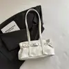 Bolsa tote grande para o dia a dia feminina, estilo ins nicho coreano, 2026, com fivela de cinto e rebites, bolsa biker