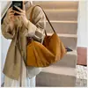 Bolso de Hombro de Gamuza de Gran Capacidad Estilo Perezoso Transfronterizo Nuevo Otoño e Invierno 2025 Bolso Tote Retro