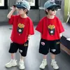 Conjunto de Manga Curta para Meninos 2026 Novo Verão Estilo de Rua Americano Streetwear Descolado para Meninos Pequenos Roupas Infantis da Moda