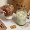 Vaso de vidrio de rayas verticales estilo Ins para Americano helado, vaso para bebidas frías con popote estilo nórdico, vaso de bambú para uso doméstico de gran capacidad con tapa