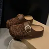 Zapatos bonitos y peculiares de punta cerrada estilo Birkenstock para mujer, para uso exterior en otoño, nueva moda 2026, versátiles, que aumentan la altura, mocasines slip-on