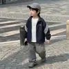 Jaqueta corta-vento infantil 2026 primavera e outono nova estilo coreano jaqueta casual estilosa para crianças com gola alta, moda outono da moda