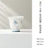 Estilo Dinastía Tang y Song Arcilla de Jade Pintada a Mano Azul y Blanco Mariposa Patrón Floral Pequeño Cerámica Doméstica Taza Maestra de Pie Alto Juego de Té Kung Fu Taza de Té