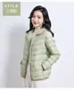 Mismo estilo que en el centro comercial: chaqueta corta ligera para mujer 2026 nueva de otoño/invierno, cálida, con capucha, de plumón de pato blanco