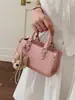 Bolsa de Mão Elegante em Relevo, Bolsa de Ombro Estilosa para o Dia a Dia, Bolsa Transversal Simples, Nova Bolsa Quadrada Pequena Versátil 2026 para Mulheres